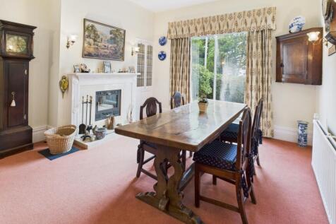 CAM04233G0-PR0042-STILL032