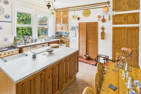 CAM04233G0-PR0042-STILL046