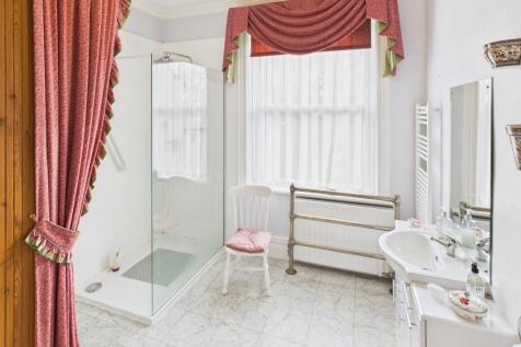 CAM04233G0-PR0042-STILL008