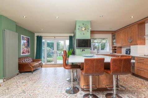 33 - 5 Hartshead Court WF15 8FG