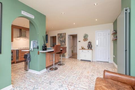 27 - 5 Hartshead Court WF15 8FG