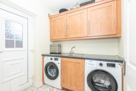 32 - 5 Hartshead Court WF15 8FG