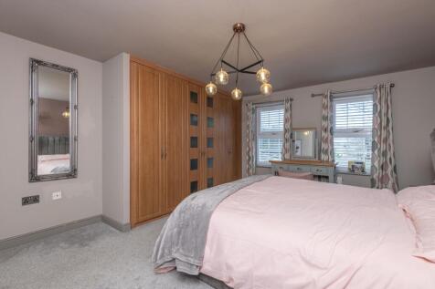 53 - 5 Hartshead Court WF15 8FG