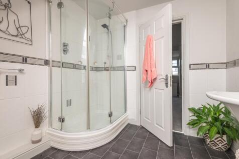 70 - 5 Hartshead Court WF15 8FG