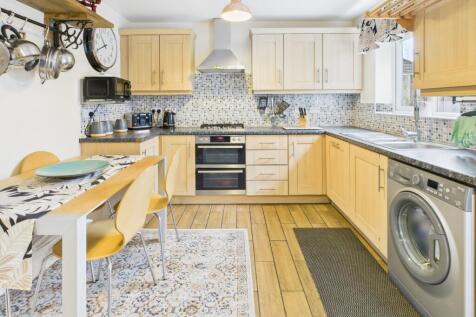 CAM04233G0-PR0033-STILL008