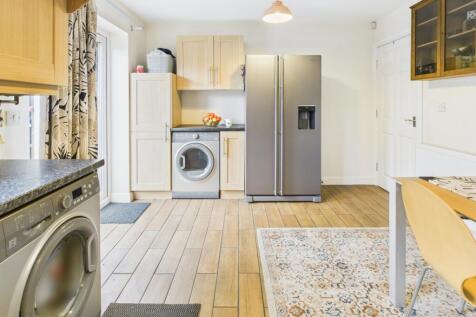 CAM04233G0-PR0033-STILL010