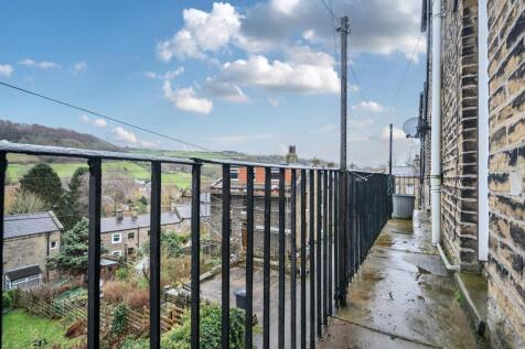 External balcony accessed from Kitchen diner