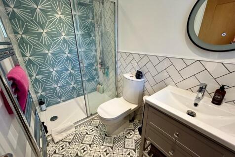 Ensuite to Bedroom 2