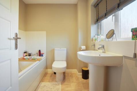 Estate Agent EweMove Scunthorpe Bathroom