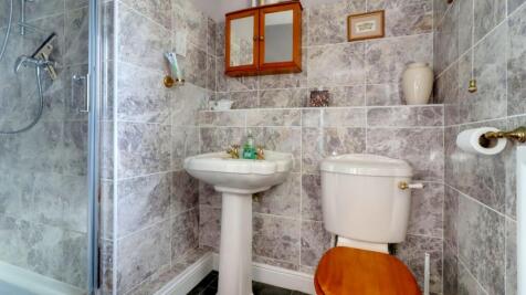 Ensuite to bed 1