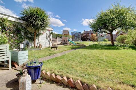 Extensive South Facing Rear Garden - EweMove Hinck