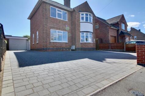 Spacious Driveway for 5-6 Vehicles - EweMove Hinck