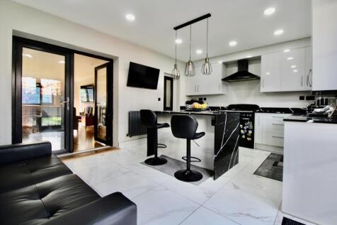 Kitchen diner angle 1