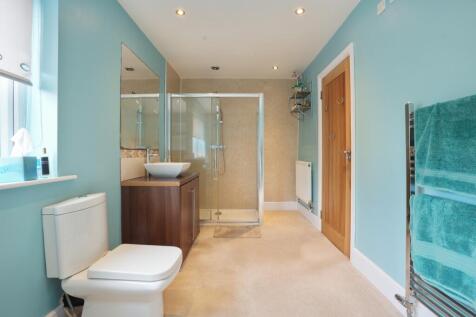 EweMove Estate Agents Scunthorpe - Master Bathroom