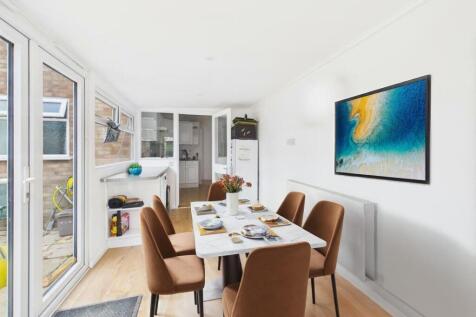 12. CAM04922G0-PR0030-STILL008 - Dining Room - Sta