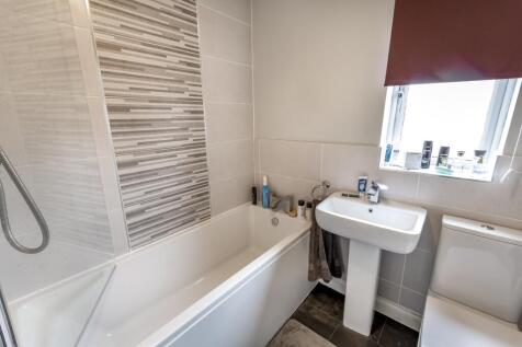 EweMove Scunthorpe Estate Agent - Bathroom