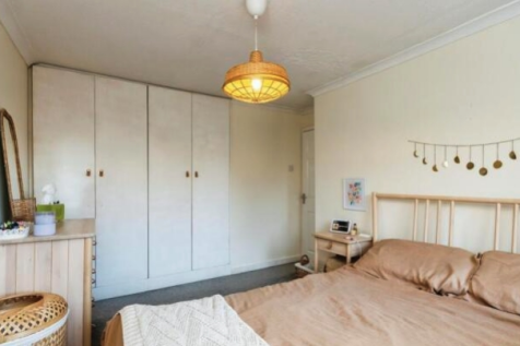 Built in wardrobes Bed 1