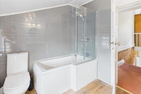 EweMove Spalding - Family Bathroom