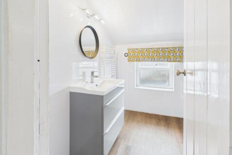 EweMove Spalding - Family Bathroom