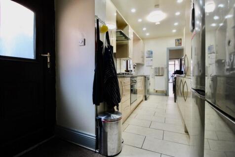 Kitchen angle 2