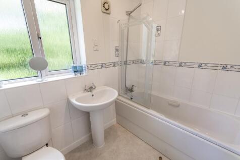 EweMove Estate Agent Scunthorpe - Family Bathroom