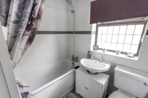 EweMove Estate Agents Scunthorpe - Family Bathroom