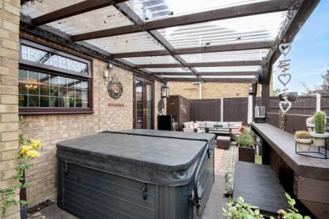 EweMove Estate Agents Scunthorpe - Covered Seating