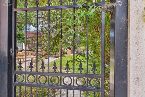 Gate side to rear garden