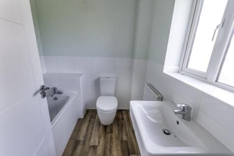 Estate Agent EweMove Scunthorpe - Family Bathroom