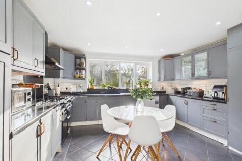 CAM02313G0-PR0102-STILL002