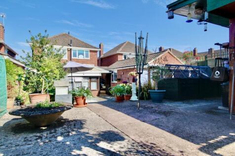 Rear Garden Upper Patio Gus Critchlow EweMove Hinc