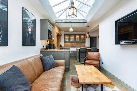 Kitchen dining or seating area