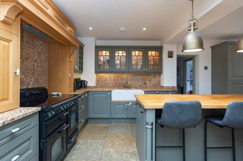 Practical breakfast bar and exquisite range cooker