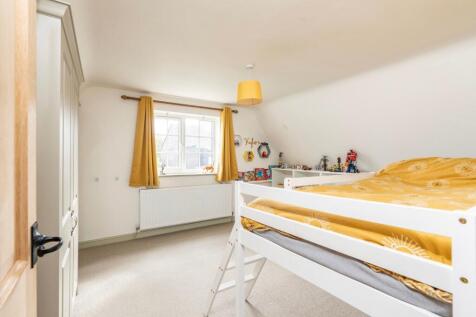 More bespoke built in wardrobes in this room 