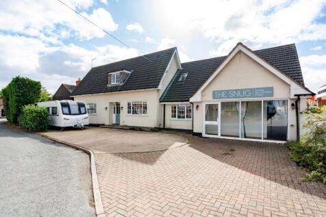 Front view of the house showing the ample parking 