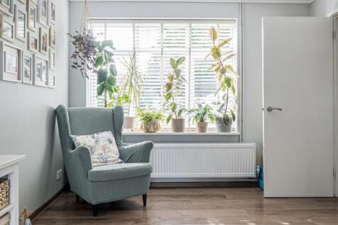 Weatherthorn living room 2