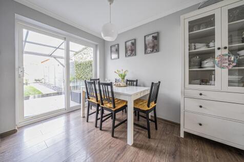Weatherthorn dining 1