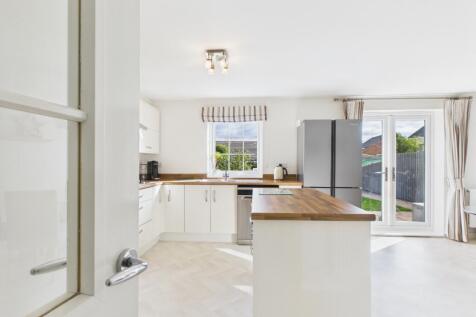 Contemporary bright and spacious kitchen diner