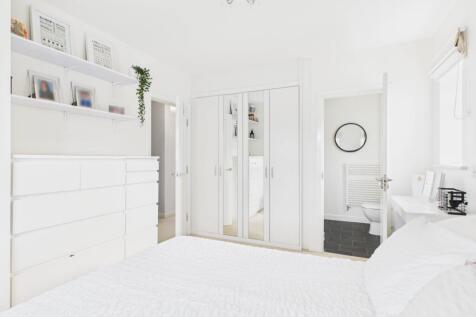 Built in mirrored wardrobes and an ensuite make th