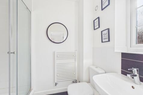 A contemporary ensuite to beat the rush to the bat