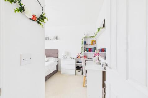 Another light filled double room with built in war