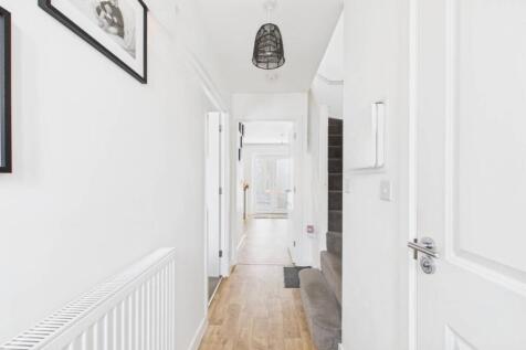Take a look at this modern and sleek entrance hall