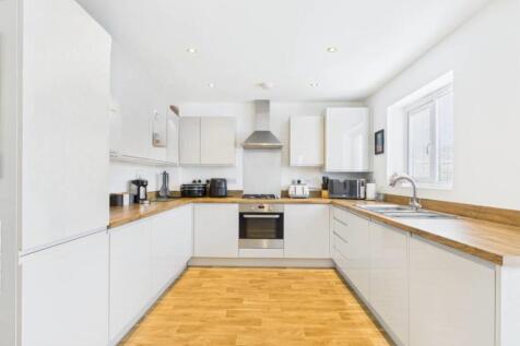 A beautiful kitchen with stunning units and workto