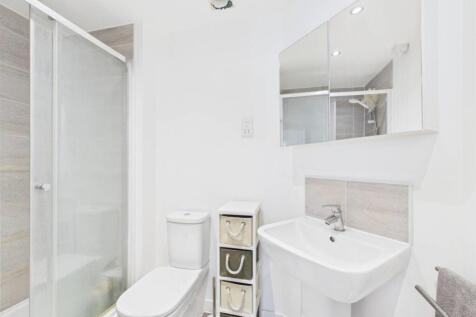 A good sized ensuite neutrally decorated 