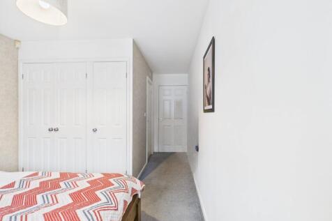 CAM03293G0-PR0249-STILL018