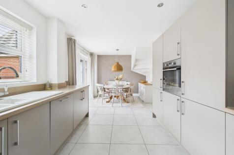 9. CAM04922G0-PR0088-STILL005