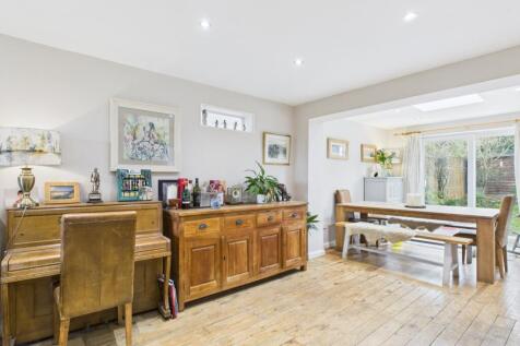 CAM02313G0-PR0102-STILL009