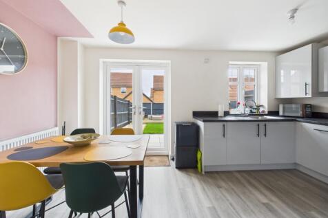 8. CAM04922G0-PR0085-STILL008