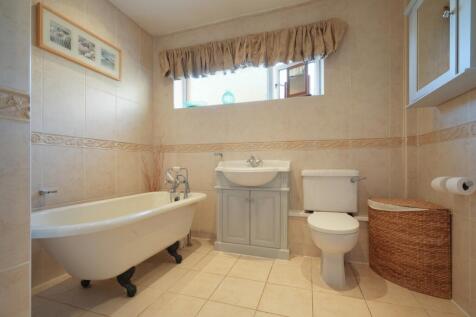 EweMove Scunthorpe Estate Agents - Family Bathroom