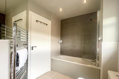 Estate Agents EweMove Scunthorpe - Family Bathroom